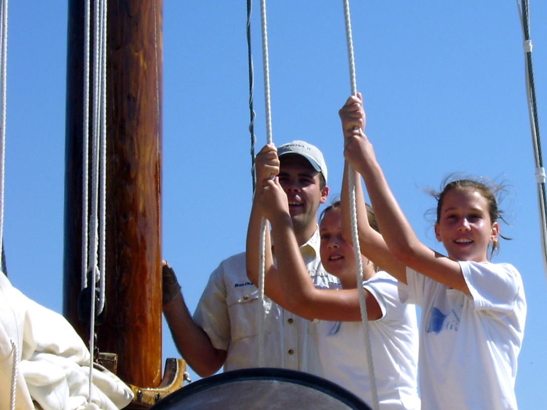 Take your family on the adventure of a lifetime with our kid-friendly siling lesson boat tour - a perfect way to unwind and enjoy the simple pleasures of life.